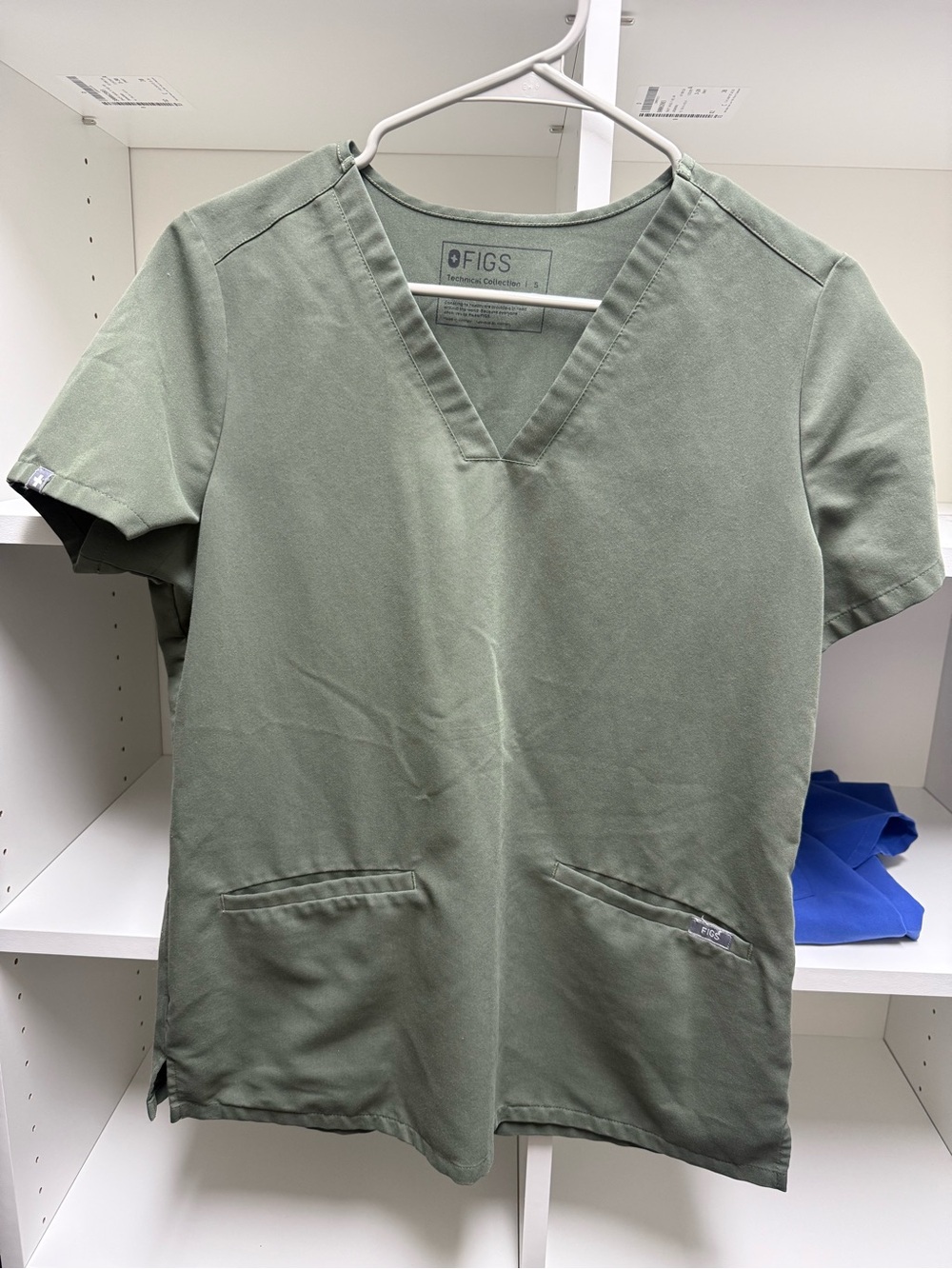 FIGS Moss V-Neck 2 pocket Scrub Top